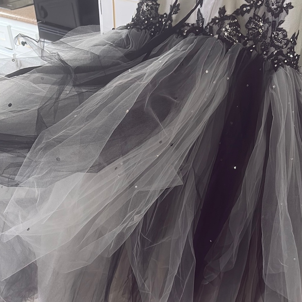 Mori Lee Black and White prom quinceañera Dress sz 9/10 tool lace sequins beauty - Picture 10 of 17